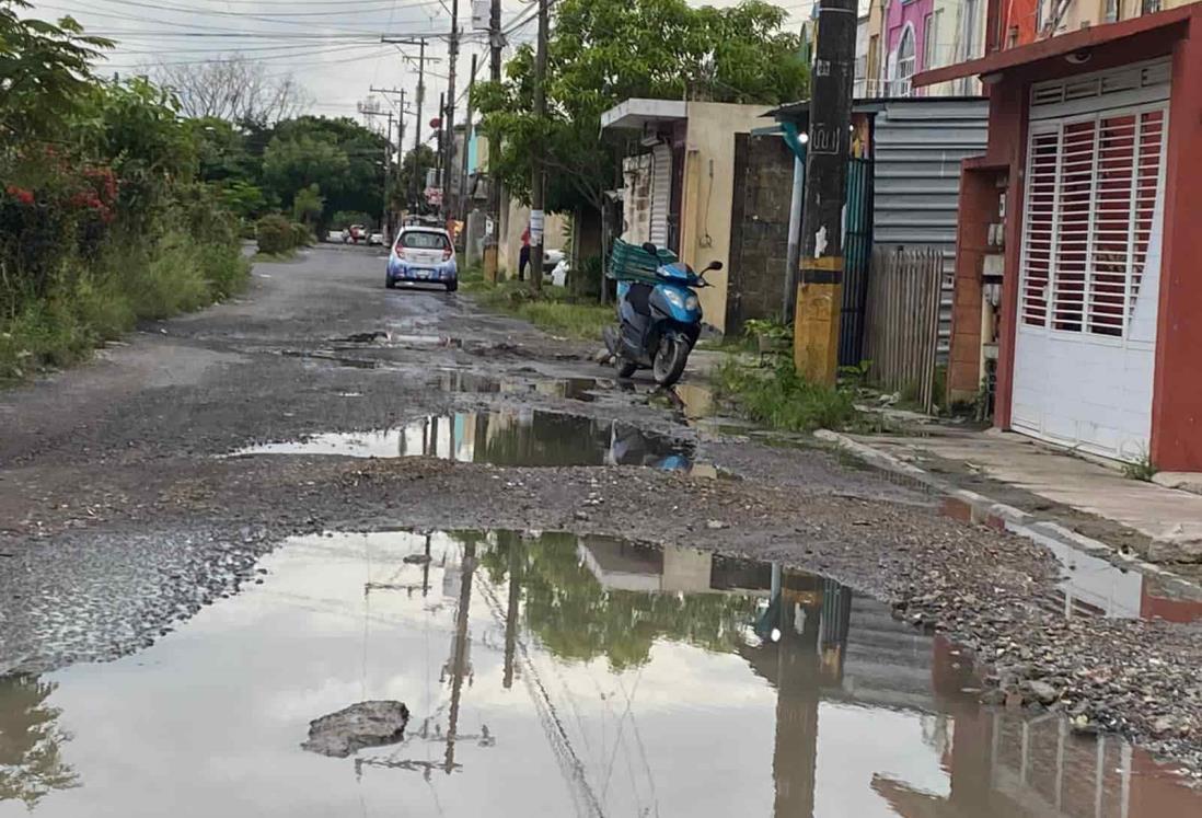 Más hoyos y baches que calle, denuncian vecinos del Fraccionamiento La Florida, en Veracruz