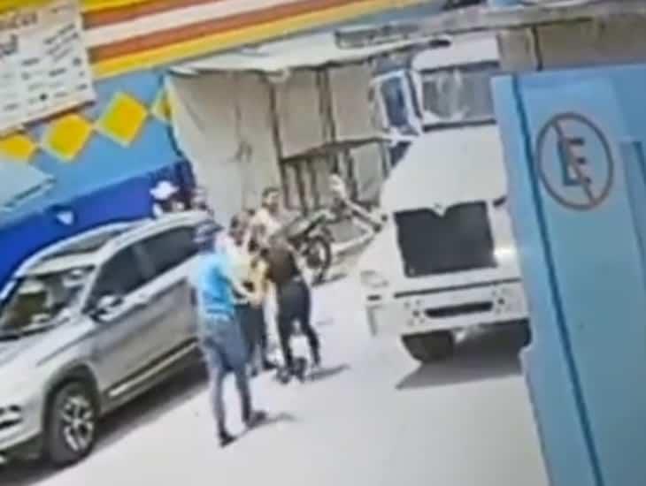 Menor de edad es casi arrollado por tractocamión en Veracruz: quedó en video