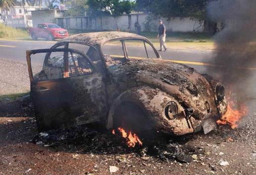 Se incendia ´vochito´ en carretera de Alto Lucero