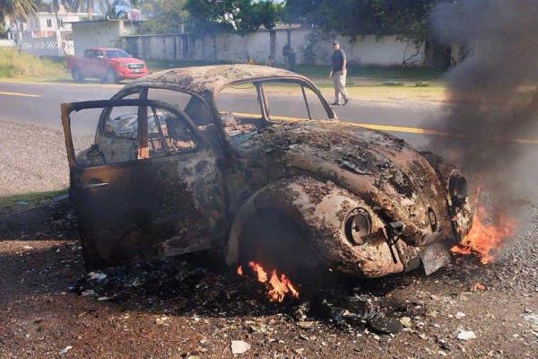 Se incendia ´vochito´ en carretera de Alto Lucero