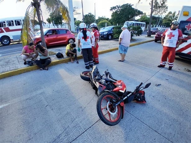 Sobreviven de milagro tras chocar moto contra un auto en Veracruz