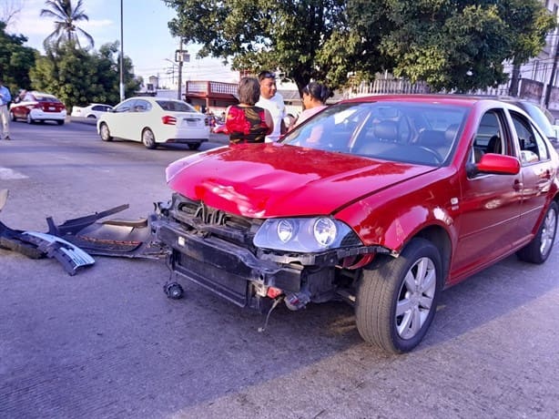 Sobreviven de milagro tras chocar moto contra un auto en Veracruz