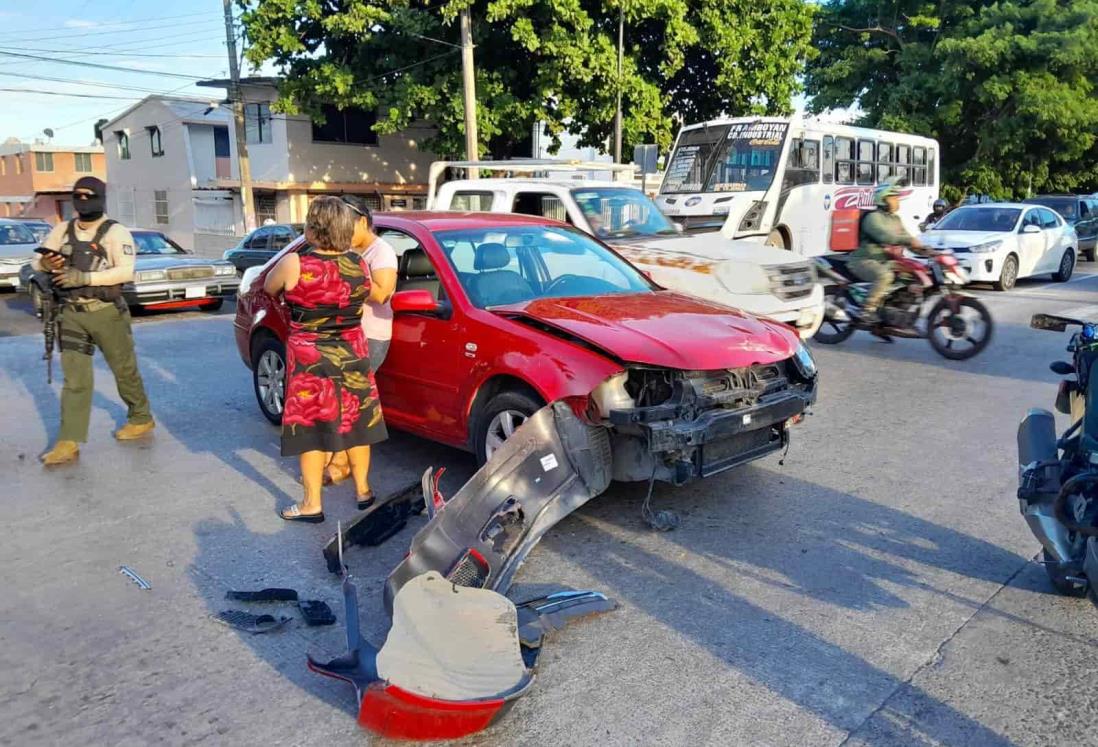 Sobreviven de milagro tras chocar moto contra un auto en Veracruz