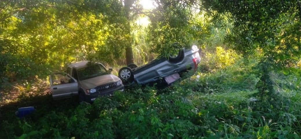 Vuelcan dos camionetas en la autopista La Tinaja a Cosamaloapan