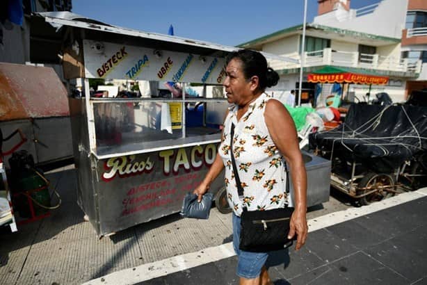 Afectados económicamente, artesanos desalojados de El Cajón en el Malecón de Veracruz