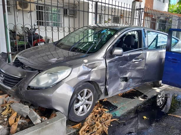Automóviles se impactan en la colonia Nueva Era, en Boca del Río