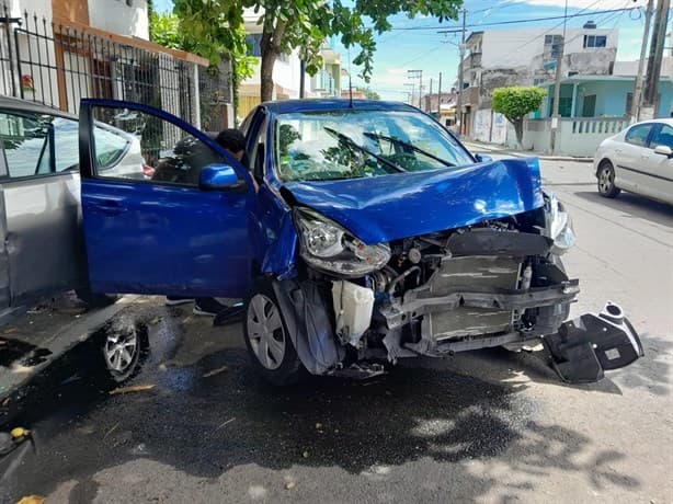 Automóviles se impactan en la colonia Nueva Era, en Boca del Río