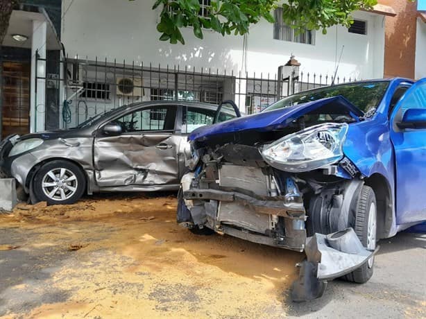 Automóviles se impactan en la colonia Nueva Era, en Boca del Río