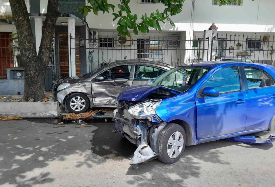 Automóviles se impactan en la colonia Nueva Era, en Boca del Río