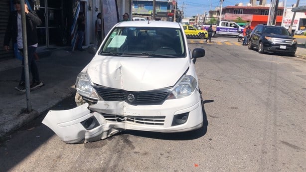Motociclista es atropellado por un auto en la colonia Centro, en Veracruz | VIDEO