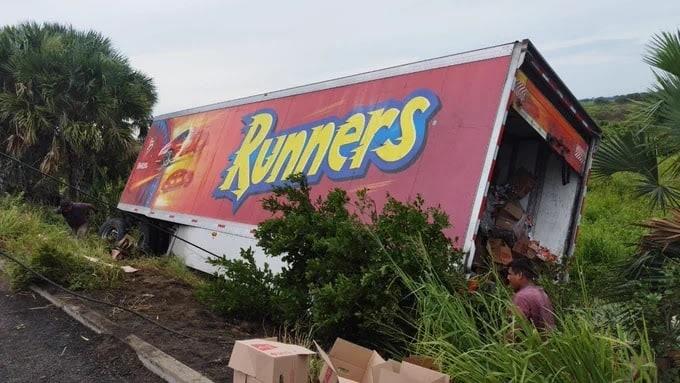 Rapiñan tráiler con toneladas de frituras accidentando en carretera a Tierra Blanca