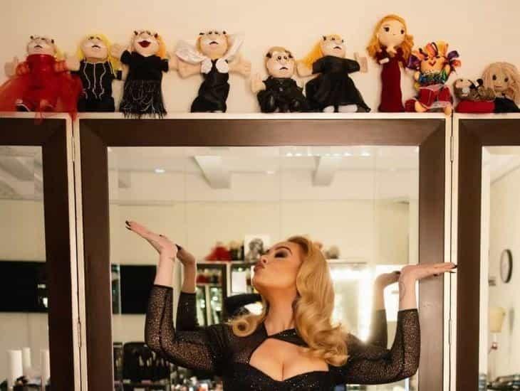 Adele presume colección de Dr. Simi en su camerino de Las Vegas