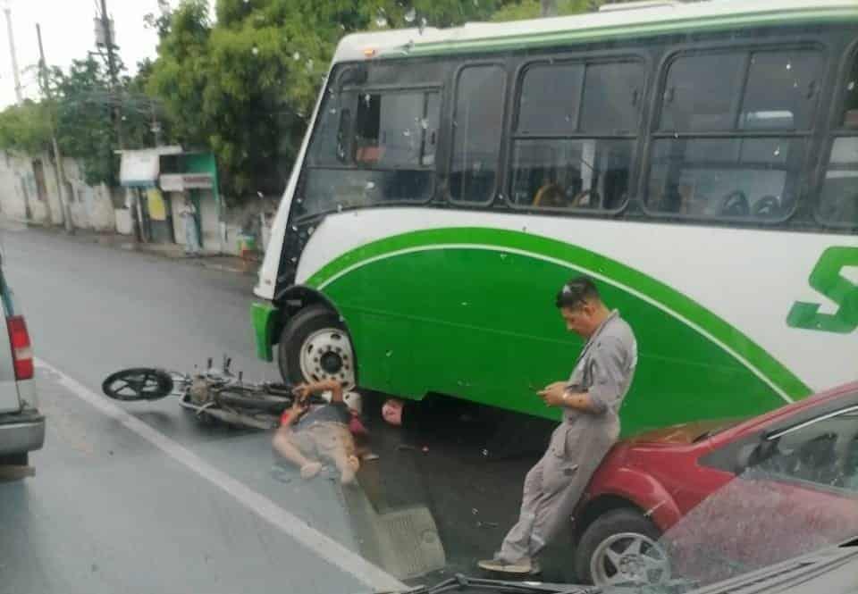 Aparatoso choque entre camión urbano, auto y moto en Las Bajadas, Veracruz