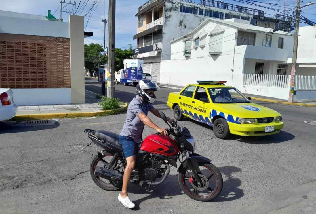 Taxi arrolla a motociclistas en colonia Vistamar de Veracruz