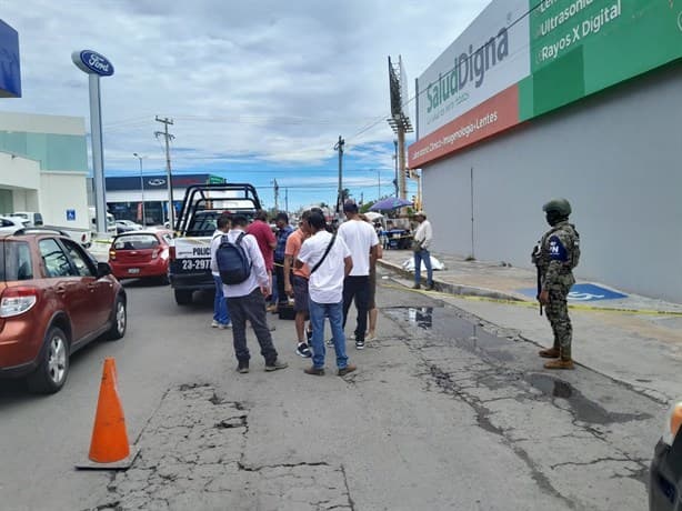 Mujer se desploma y pierde la vida sobre una banqueta en Boca del Río