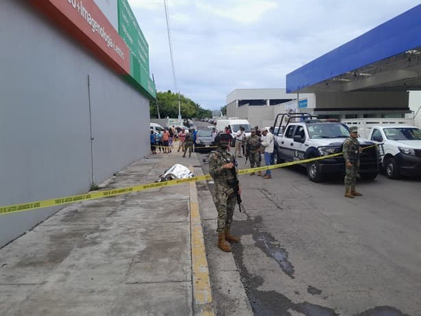 Mujer se desploma y pierde la vida sobre una banqueta en Boca del Río