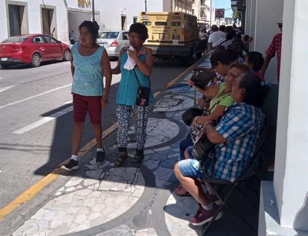 Adultos mayores recorren largas filas para cobrar su pensión del Bienestar, en Veracruz