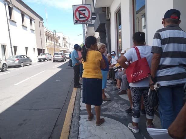 Adultos mayores recorren largas filas para cobrar su pensión del Bienestar, en Veracruz