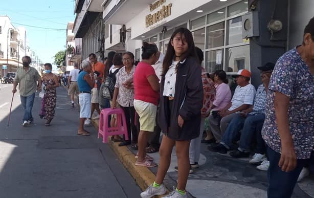 Adultos mayores recorren largas filas para cobrar su pensión del Bienestar, en Veracruz