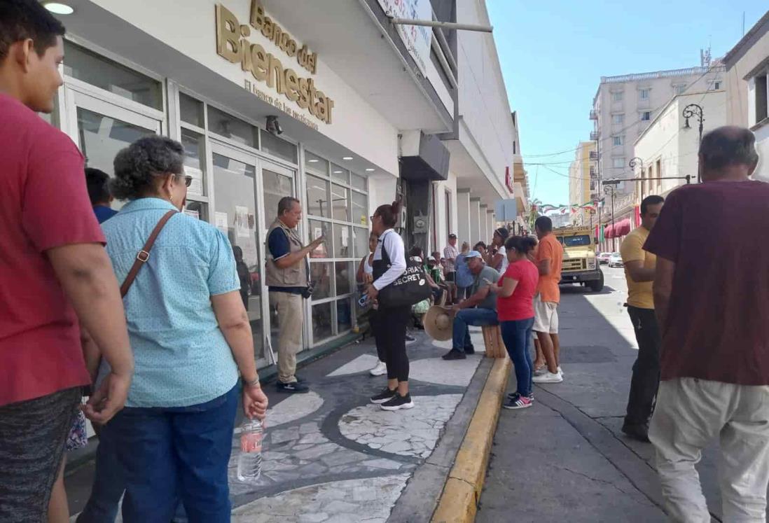 Adultos mayores recorren largas filas para cobrar su pensión del Bienestar, en Veracruz