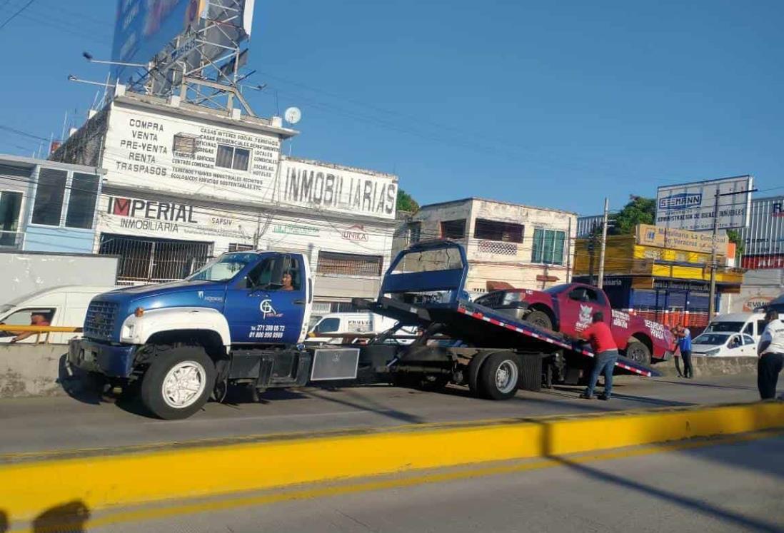 Se duerme al volante y choca camioneta en puente de Veracruz