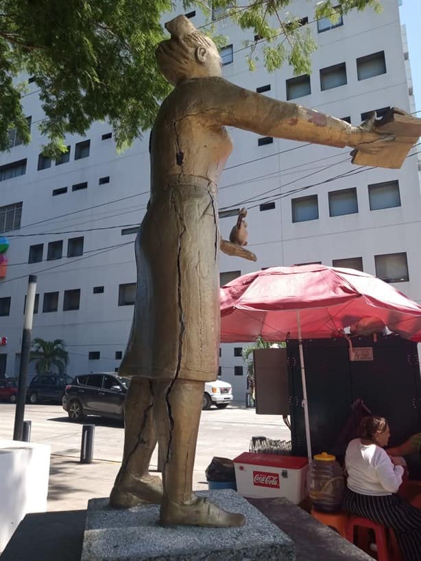 Se cae a pedazos monumento a la Enfermera en Parque Ecológico, en Veracruz