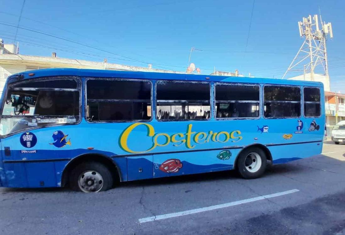 Autobús de pasaje cae a socavón en la colonia Zaragoza, en Veracruz