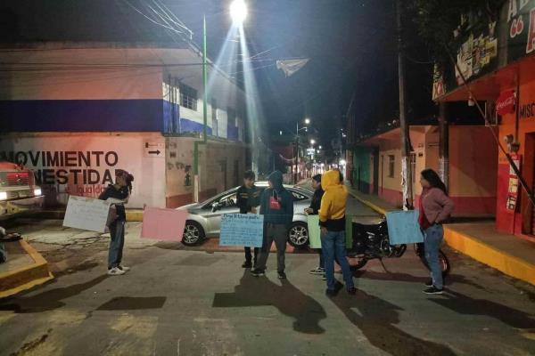 Alumnos del Tec de Zongolica bloquean carretera a Orizaba; piden respuesta a sus demandas (+Video)