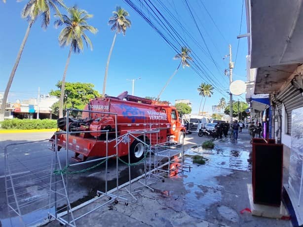 Bomberos atienden incendio de negocio abandonado en Veracruz