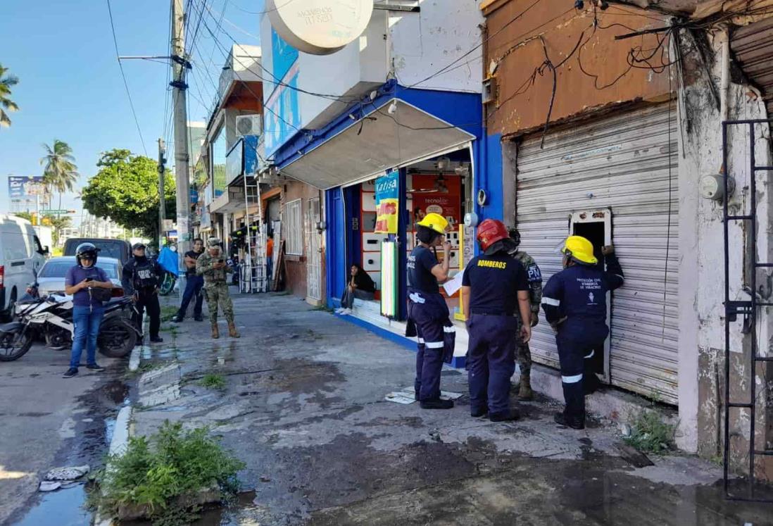 Bomberos atienden incendio de negocio abandonado en Veracruz