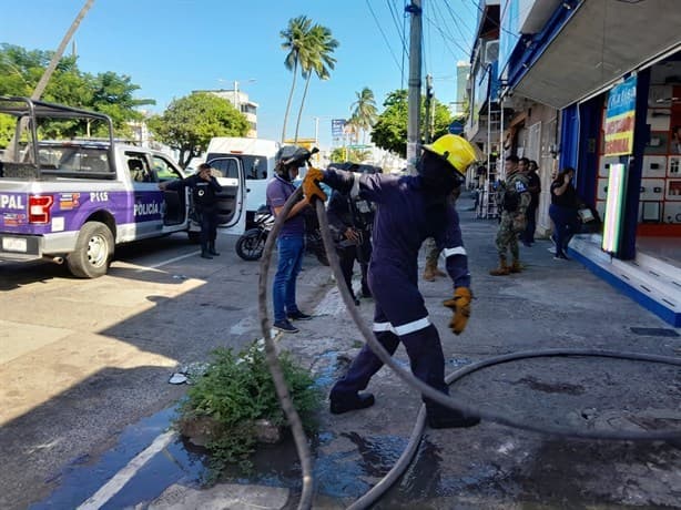 Bomberos atienden incendio de negocio abandonado en Veracruz