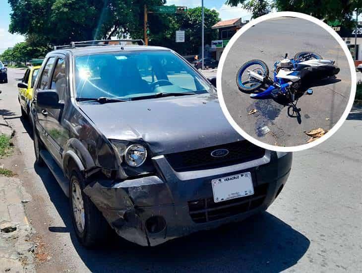 Moto se estrella con camioneta en Mario Molina