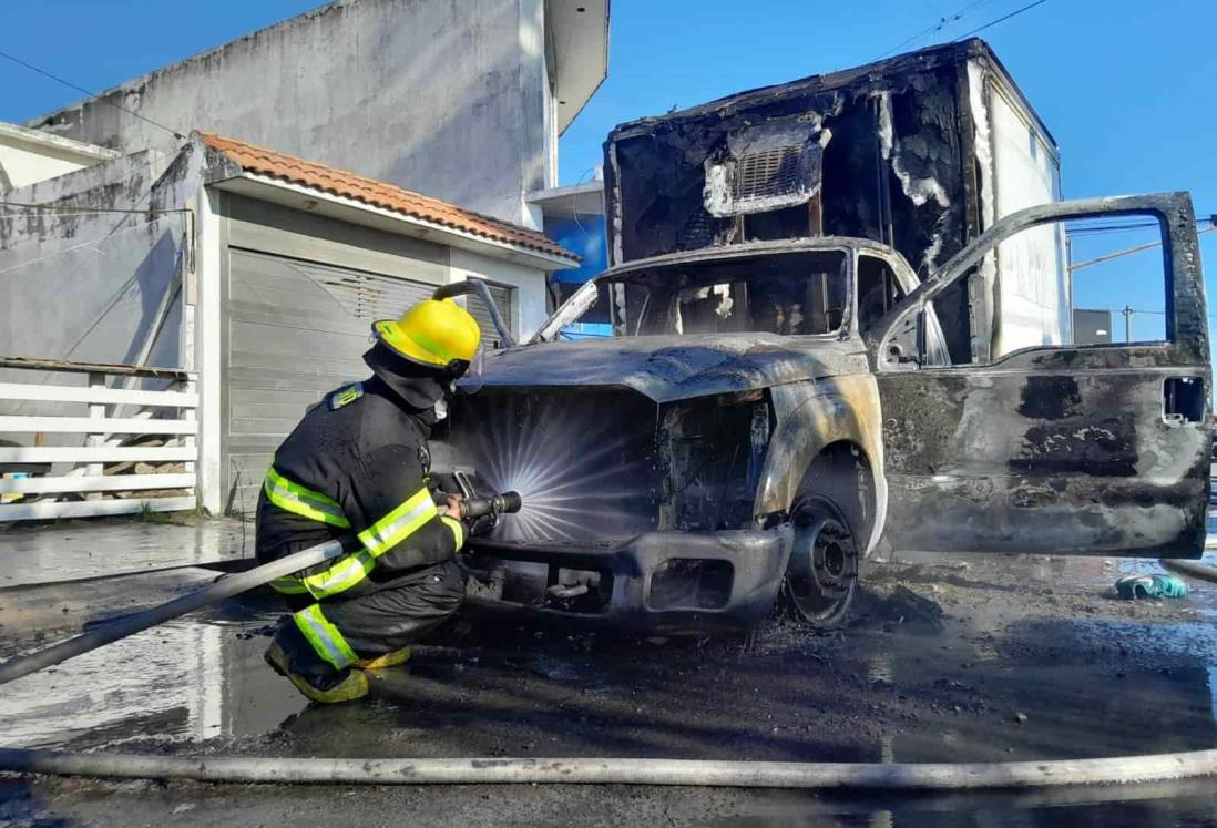 Fuego consume camioneta repartidora en zona norte de Veracruz