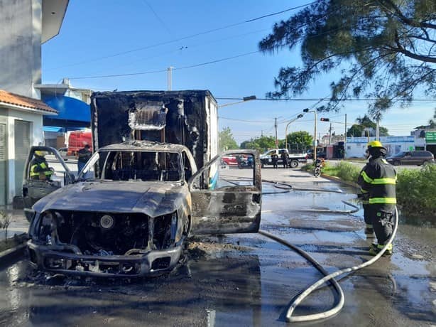 Fuego consume camioneta repartidora en zona norte de Veracruz