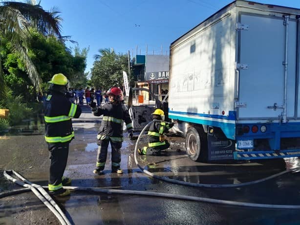 Fuego consume camioneta repartidora en zona norte de Veracruz