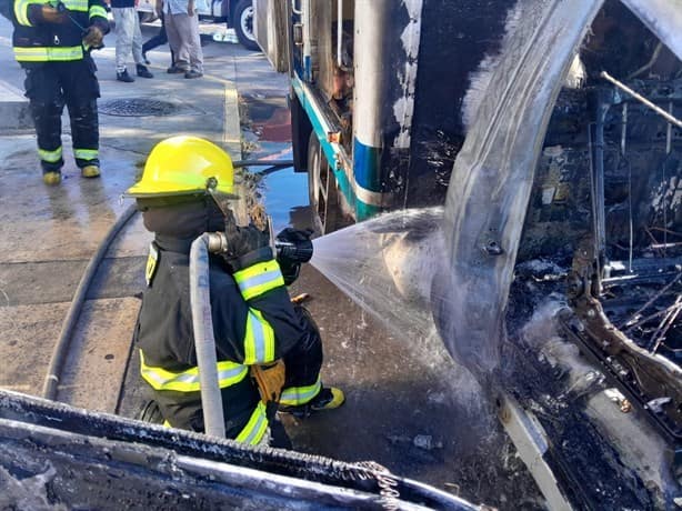 Fuego consume camioneta repartidora en zona norte de Veracruz