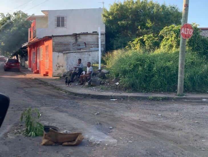 Baldíos y registros sin tapas aquejan a vecinos en la colonia Pocitos y Rivera, en Veracruz