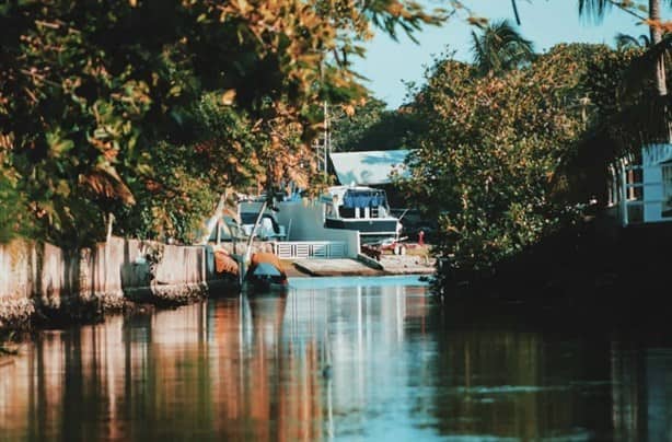 Este es el fraccionamiento de Boca del Río que sus avenidas solo las puedes recorrer en yate