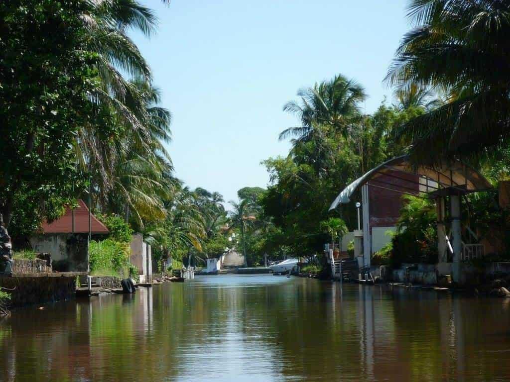 Este es el fraccionamiento de Boca del Río que sus avenidas solo las puedes recorrer en yate