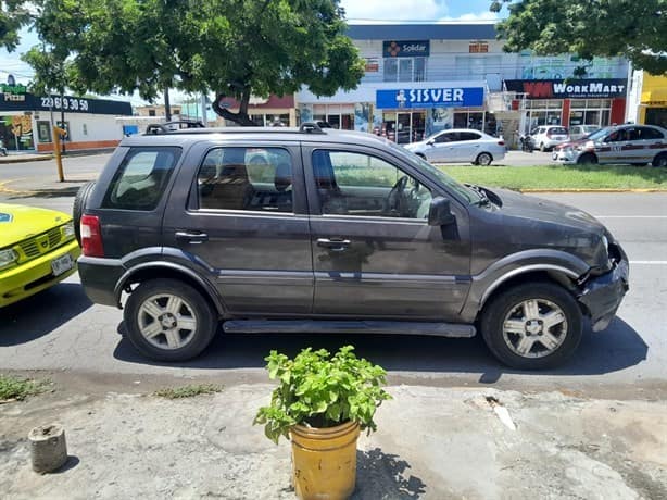 Moto se estrella con camioneta en Mario Molina