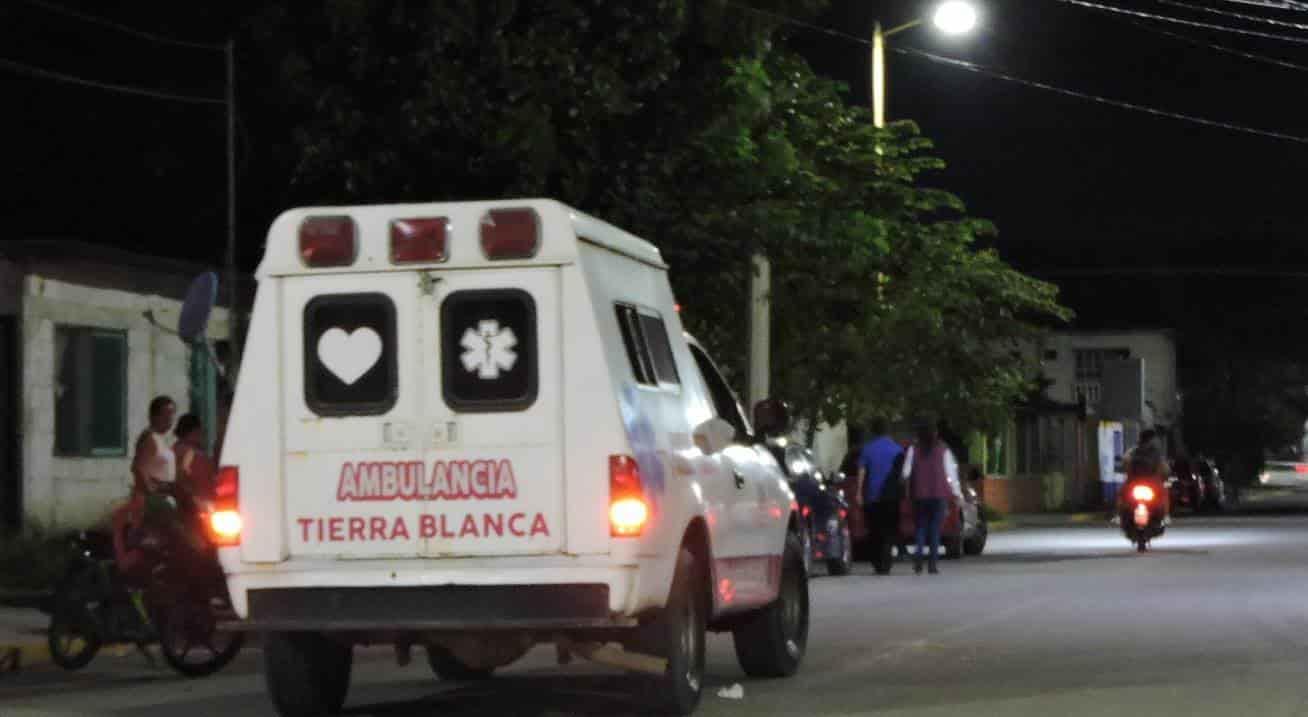 Camioneta atropella a dos estudiantes en Tierra Blanca