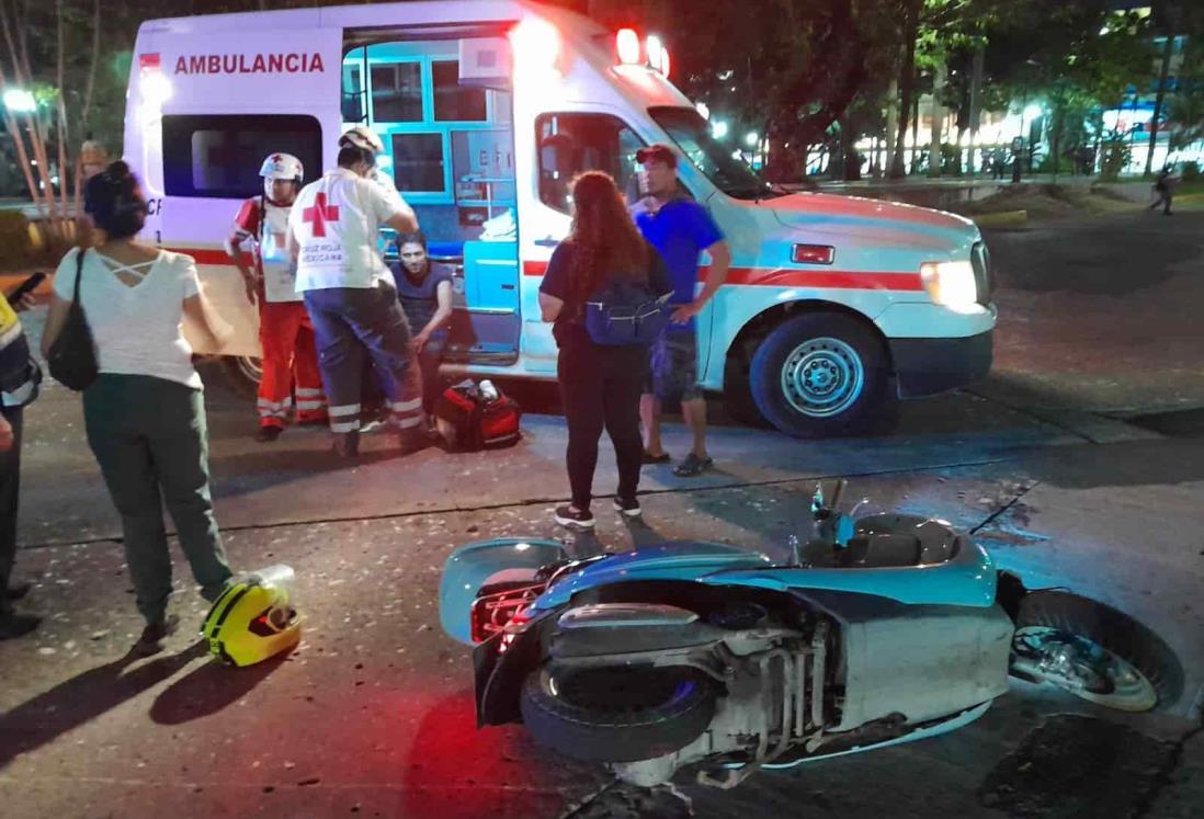 Motociclista se estrella contra auto junto al Tranvía del Recuerdo, en Veracruz