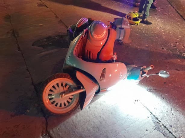 Motociclista se estrella contra auto junto al Tranvía del Recuerdo, en Veracruz