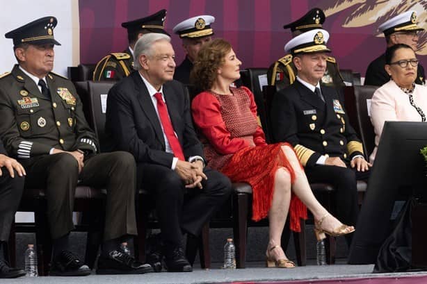 Preside AMLO desfile militar por 213 aniversario del inicio de la Independencia de México