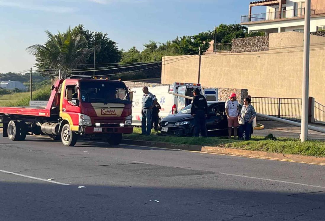 Auto se sube al camellón y derriba luminaria en la Riviera Veracruzana