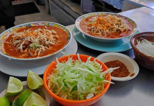 Doña Elizabeth; 35 años preparando pozole para los xalapeños