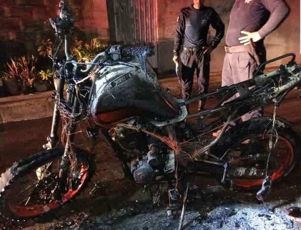 Roban motocicleta y se les incendia a ladrones en Alvarado