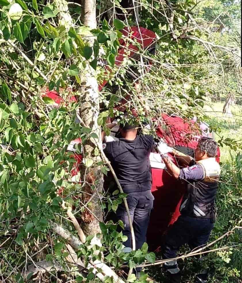 Madre e hijo sobreviven a volcadura de camioneta en Tres Valles