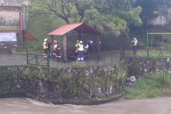 Rescatan a mujer de 43 años del Río Orizaba; cayó accidentalmente