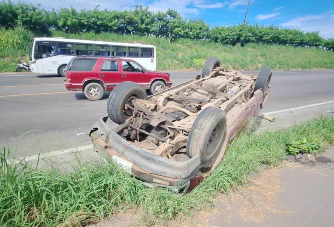 Camioneta volcada por esquivar tráiler en carretera de Veracruz